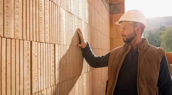 Постройка своими руками или заказ у профессионалов: плюсы и минусы собственного строительства