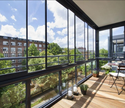 Стеклянный балкон: все, что нужно знать