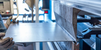 Резка листового металла: особенности, плюсы и ограничения