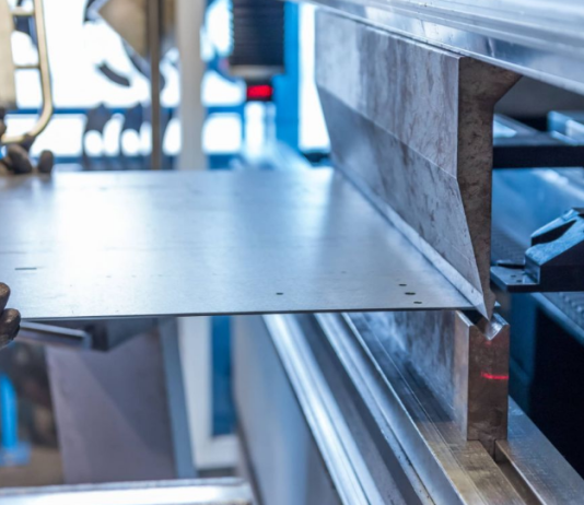 Резка листового металла: особенности, плюсы и ограничения