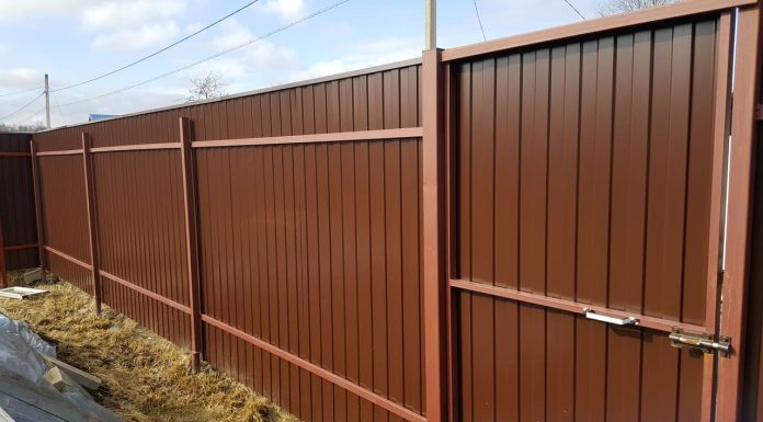 Забор из профнастила: что входит в услугу монтажа