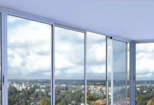 Плюсы балкона с алюминиевым остеклением: стиль, надежность, функциональность