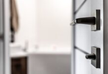 Дверная фурнитура: основные элементы, материалы