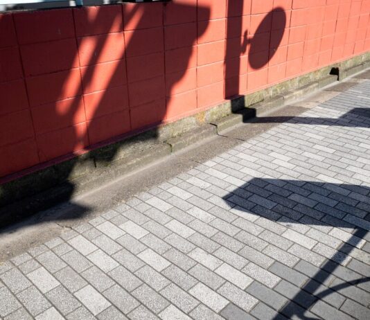 Ремонт и замена тротуарных бордюров: пошаговое руководство