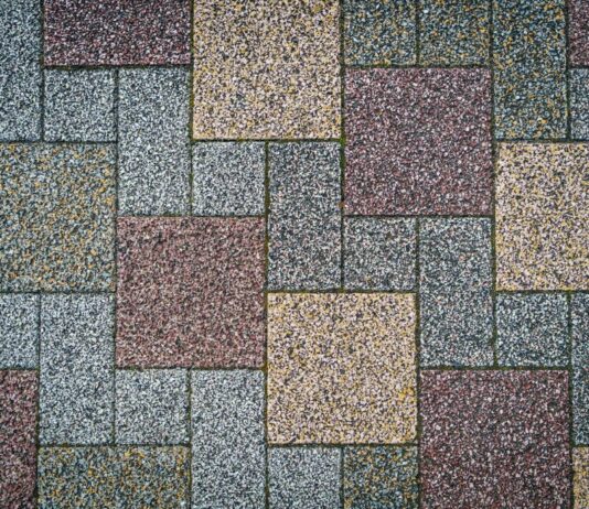 Как выбрать гранитную плитку-брусчатку: советы по выбору и укладке