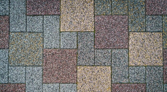 Как выбрать гранитную плитку-брусчатку: советы по выбору и укладке