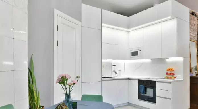 Очарование белой кухни в стиле модерн: элегантность и простор