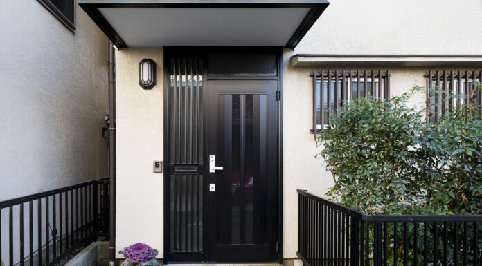 Факторы надежности: на что обратить внимание при выборе металлической двери