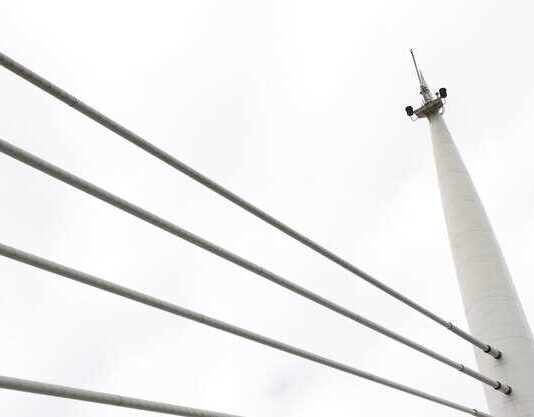 Решения с флагами и виндерами для размещения символики на высотных зданиях