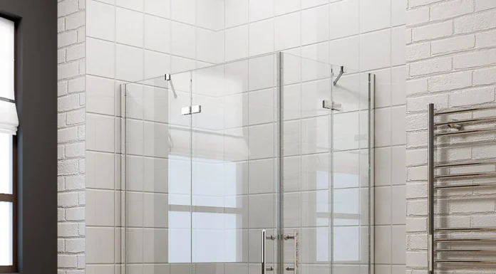 Точность и удобство: как индивидуальные размеры улучшают функциональность душевых ограждений